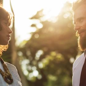 Denně je v kontaktu s vaším partnerem, chodí s ním na obědy a vlastně sním tráví více času než vy.