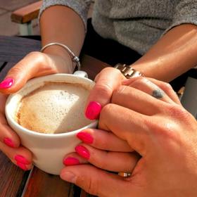 Rty a ruce jsou jedny z prvních věcí, kterých si žena na muži všimne.