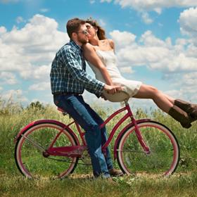 Když se vám někdo líbí, důležitý je oční kontakt.