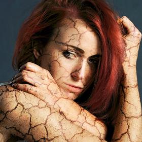 Člověk se občas cítí nešťastný, zoufalý a nejradši by se zabalil pod peřinu a několik dní nevylezl ven.