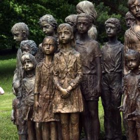 Atentát Gabčika s Kubišem byl sice úspěšný, ale následky byly kruté. Lidice jsou jasným důkazem