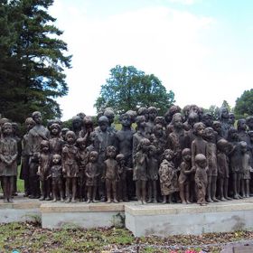 Lidice a obec Ležáky. Dodnes jsou symbolem nacistické pomsty.