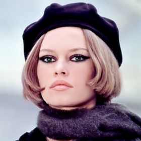 rozhodla se odejít do hereckého a modelingového důchodu v 39 letech.