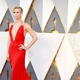 2. Charlize Theron. Hvězda filmu Mad Max na rudém koberci provokovala ostře červenou splývavou róbou od  Christiana Diora. S diamantem v hlubokém výstřihu přitáhla pozornost dvojnásob.