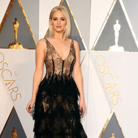 6. Jennifer Lawrence. První cenu v kategorii Nejlepší herečka jí sice vyfoukla Brie Larson, tu za nejvíce smyslnou róbu už nikoliv. Hvězdu filmu Joy oblékl Christian Dior.