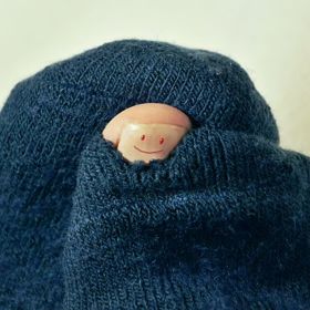 Namočit ponožky. Umí srazit teplotu. Je to sice nepříjemné, ale účinné a ne tolik drastické jako studené zábaly celého těla