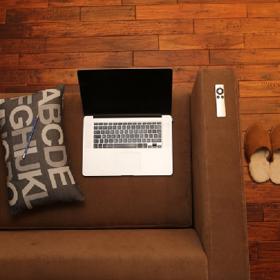 Nakupte si dekorace. Třeba polštářky.