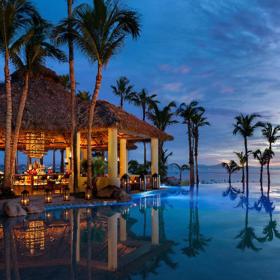 1. One & Only Palmilla, Los Cabos, Kalifornie, USA. Tvarem divoký, v jádru klidný. Tento bazén se klikatí napříč resortem One & Only Palmilla a přitahuje svou poklidnou hladinou. Ještě loni ale bylo všechno jinak. Areálem se prohnal hurikán a srovnal ho se zemí. Nově zbudované středisko je prý ještě podmanivější než původní. Sousedí s restaurací Aqua by Larbi, která vyjadřuje úctu šéfkuchaře Larbiho Dahroucha k mexické kuchyni. Kromě ručně vyráběných tortill se tu nevyhnete pokrmům s tradiční omáčkou mole či rybí pochoutce ceviche. A pokud k vám dojede vozík s tequilou nebo mezcalem, náhoda to jistě nebude.