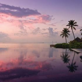 3. Four Seasons Maldives, Kuda Huraa, Maledivy. Tato destinace vítá všechny příznivce surfování i ty, kteří si od rozbouřené vodní hladiny drží odstup. Místní surfařská škola Tropicsurf, vedená experty v oboru, naučí i nemehlo postavit se na vratké prkno a sjet si svou první vlnu. Pokud by vás ani tohle nepřesvědčilo, jistě se spokojíte s „nekonečným“ bazénem v areálu hotelu Four Seasons na fotografii…