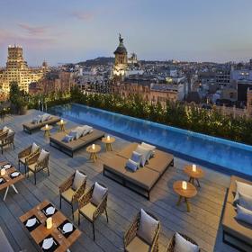 4. Mandarin Oriental Barcelona, Španělsko. Bazény, které berou dech lidem z celého světa, jako by mnohdy nikde nezačínaly a nikde nekončily. Neviditelné hrany a propojení s přírodou ale rozhodně nejsou kritérii pro to, aby bazén vyvolával euforii. Důkazem je tato podlouhlá pýcha hotelu Mandarin Oriental v Barceloně, která nabízí jeden z nejkrásnějších výhledů na město.