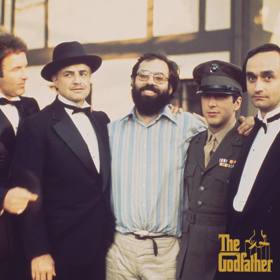 Režisér Coppola natočil tuto gangsterku na samotném začátku své kariéry.