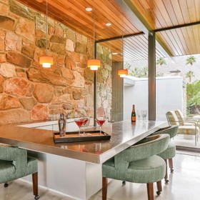 Nemovitost leží na samotě a skládá se z hlavního domu, domu pro hosty a casity.