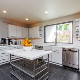 Najdete v ní šest ložnic a sedm a půl koupelen plus gigantický obývací pokoj s klavírem, krbem a koktejlovým barem.