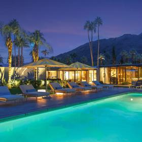 DiCapriův palác v Palm Springs si lze aktuálně pronajmout. Cena začíná na cca 112 tisíci za noc, dvě jsou minimum.