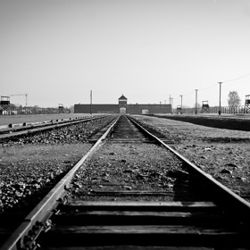 Aby se už nikdy tyto hrůzy neodehrály znovu.