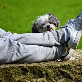 V uzavřených botách se nohy potí