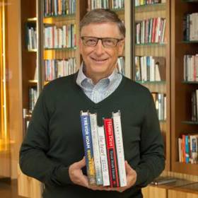 Gates miluje knihy. V jeho obří rezidenci má obrovskou knihovnu, kam chodí denně