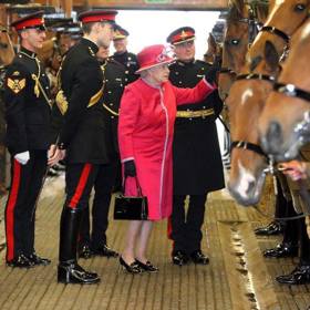 Královna miluje koně a je zdatnou jezkyní