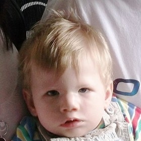 lidé s kamennou tváří nemohou hýbat ani očima