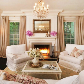 Panství se rozkládá na ploše 511 m2 a snoubí se v něm prvky aristokratického a vintage stylu s puncem anglického venkova. Jennifer Lawrence si potrpí na zdobené detaily a jemné výšivky, což lze vidět ve formálních obývacích a jídelních prostorách.