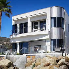 5. Bryan Cranston, okres Ventura, Kalifornie, USA. Ve své oscarové kategorii měla hvězda filmu Trumbo pěkně silnou konkurenci a to, že nedosáhla na titul nejlepšího herce v hlavní roli, ji nikdo nemá za zlé (že, Leo?). Cranston se však pyšní nemovitostí, která o něm už navenek prozrazuje, že je příznivcem minimalismu.