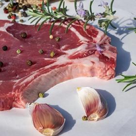 Jídlem se v dnešní době plýtvá.