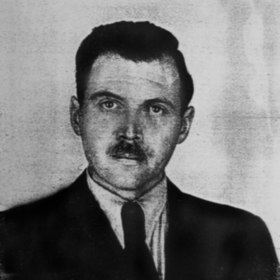 Josef Mengele (16. 3. 1911) – Hippokratova přísaha mu zřejmě nic neříkala. Jakožto lékař SS se na vězních v koncentračním táboře Osvětimi dopouštěl nelidských a sadistických experimentů.