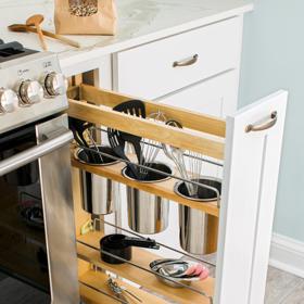 Při instalaci kuchyňské linky se téměř vždy objeví skulina, kterou člověka ani nenapadne využít. Jak, když je prostor tak maličký? Blog The Home Depot ale ukázal vtipný a praktický způsob, jak kuchyňské prostory využít do posledního centimetru čtverečního. Vysouvací skříňka uschová třeba kuchyňské náčiní. A pokud ji zapomenete zasunout, vůbec to nevadí – designové řešení dodá prostorám šmrnc.