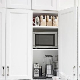 „Garáž“ pro kuchyňské náčiní i spotřebiče ušetří místo na kuchyňské lince.