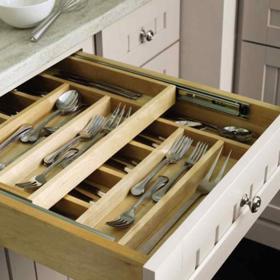 Jedny na běžné stravování, druhé sváteční, třetí po babičce – příborníky přetékají vidličkami, noži a lžícemi snad v každé domácnosti. Proslulá kuchařka a televizní osobnost Martha Stewart ale použila selský rozum a prostě pořídila příborníky další.