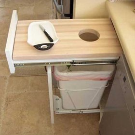 Bomba! Tento nápad zbožňujeme, protože šetří místo i čas. Krájecí prkénko stačí jen vysunout a odpad přemístit do otvoru přímo nad košem.