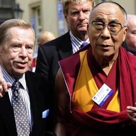 Dalajláma - tibetský duchovní vůdce. Na snímku s Václavem Havlem.