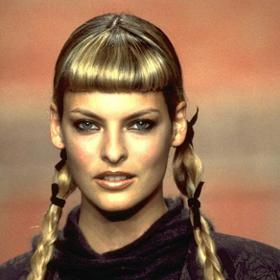 Pochází z dělnického prostředí.