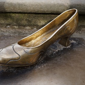 Popelčina zlá sestra toužila střevíček na nohu obout tak moc, že si seřízla patu a usekala prsty na nohou