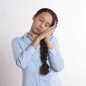 usínání na boku s rukou pod lhavou značí přátelskou povahu