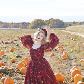 Brzy ji to však přestalo stačit. Našla zalíbení v róbách, které se nosily v minulých stoletích.