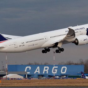 Tleskat v letadle opravdu nemusíte. Piloti to často do kabin ani neslyší