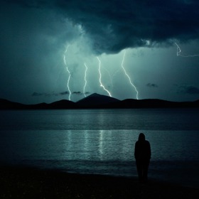 Při bouřce nikdy nestůjte blízko vody. Voda je velkým vodičem