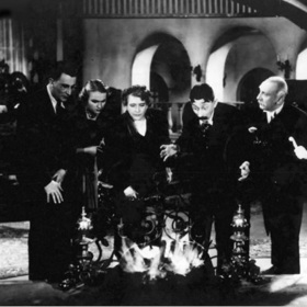 Vycházely první filmové hvězdy. U nás to byl například Vlasta Burian, Adina Mandlová nebo Lída Baarová.