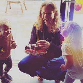 Tomáš Klus dnes slaví narozeniny.