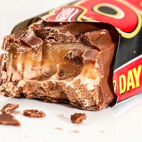 Levné proteinové tyčinky jsou plné cukru