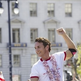 Harvey Milk byl velkým bojovníkem za práva homosexuálů. Byl také vůbec historicky prvním homosexuálním politikem. Za svůj boj zaplatil cenou nejvyšší... životem. Roku 1978 byl zavražděn