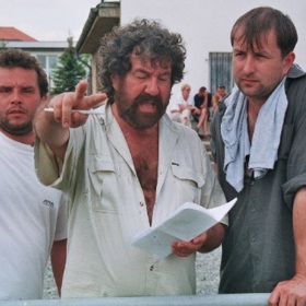 Dle herců je prý režisérem velice chápavým a klidným, který málokdy zařve