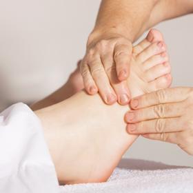 Reflexologie je jednou z nejpopulárnějších forem přírodní léčby.