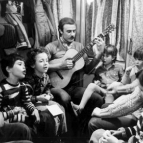 S tebou mě baví svět: Každoroční pánská jízda tří otců v podání Júlia Satinského, Václava Postráneckého a Pavla Nového nabere nečekané obrátky, když budou muset s sebou vzít i děti. 