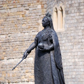 Její doba se vyznačuje velkým rozkvětem, ale také obrovskou chudobou