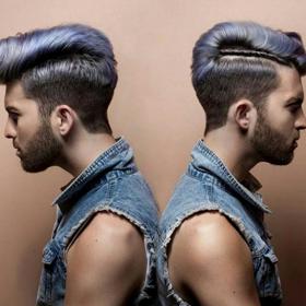 I džínovina na vlasech může mít několik tváří. Lehce fialový tón příjemně doplní škálu barev denimu, který máte na sobě.