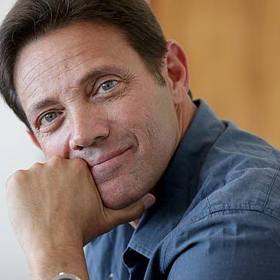 Okradl tisíce obyčejných lidí o jejich celoživotní úspory a jejich peníze utrácel za drogy, alkohol, prostitutky a za drahá auta. Přitom je dodnes považován za nejlepšího obchodníka na světě.