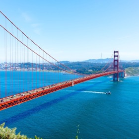 Ve své době to byl nejdelší a největší visutý most na světě. Dodnes ho jezdí obdivovat miliony turistů.