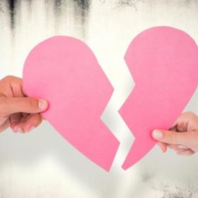 Nalijme si čistého vína. Pokud setrváváte v nefunkčním manželství, nemáte chuť ani čas se upravovat.